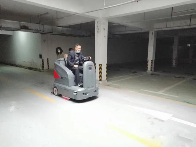 太原小区物业保洁不用人力改用驾驶式洗地机了